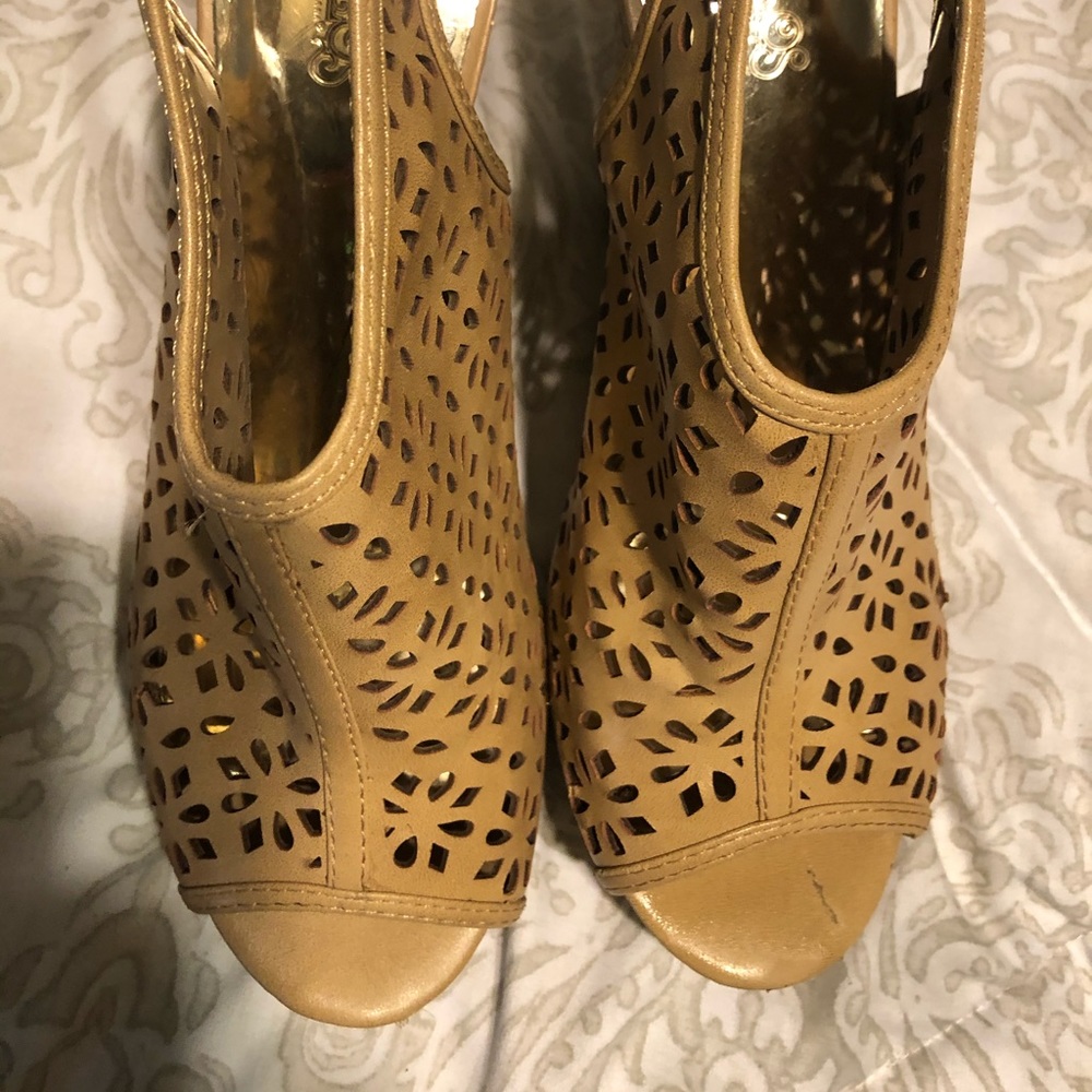 Wedge peep toes